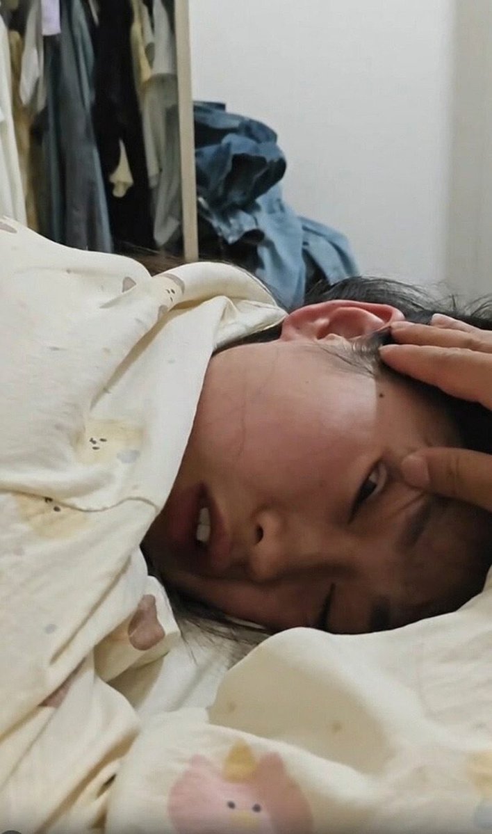 zmpot8's tweet photo. 妈妈在喝下加料的牛奶后，意识彻底沉睡。掀开睡裙，肥逼被层层卷毛紧紧包裹着，一股浓烈又熟悉的骚味，让人瞬间就硬了 #迷玩 https://t.co/u8YRnYtUbH