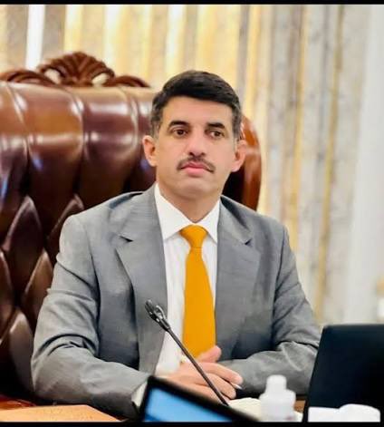Asaad_Al_basri's tweet photo. لا كلامكم خطأ 
بعد زيارة رئيس الوزراء الاسثنائية لواشنطن 
صار واضحا عندي الموضوع 
ليس حملة للقضاء على الفساد 
بل نشر الرعب 
في قلوب السياسيين جميعا 
من قبضة عراقية حكومية أميركية 
الموضوع طريقة أميركية معروفة بالتاريخ 
وضع جميع الأطراف 
بموضع المتهم والخائف 
لتعزيز سلطة رئيس الوزراء 
وأعتقد جازما الزيدي 
مشروع رئيس جمهورية عراقي 
القضية بالنسبة لاميركا 
مسألة حياة أو موت 
موضوع الفساد من ناحية اقتصادية 
لا قيمة فعلية له 
لكن قيمته بسجن بعض السياسيين 
والباقين عايشين برعب من الحكومة 
الصدام المسلح مع الفصائل 
احتمال قوي جدا 
ويعتمد على سير الحرب
 بين اميركا وايران 
إذا ضعفت ايران فالاحتمال كبير 
حاليا الجميع قلق 
لا أحد مطمئن 
والأيام القادمة حبلى 
طالما بدأت الحملة بأسطورة 
اسمها عدنان الجميلي 
وهي تشبه بداية البعث 
وأسطورة ابو طبر 
فالقادم غير معروف 
وربما اكبر من تصوراتنا