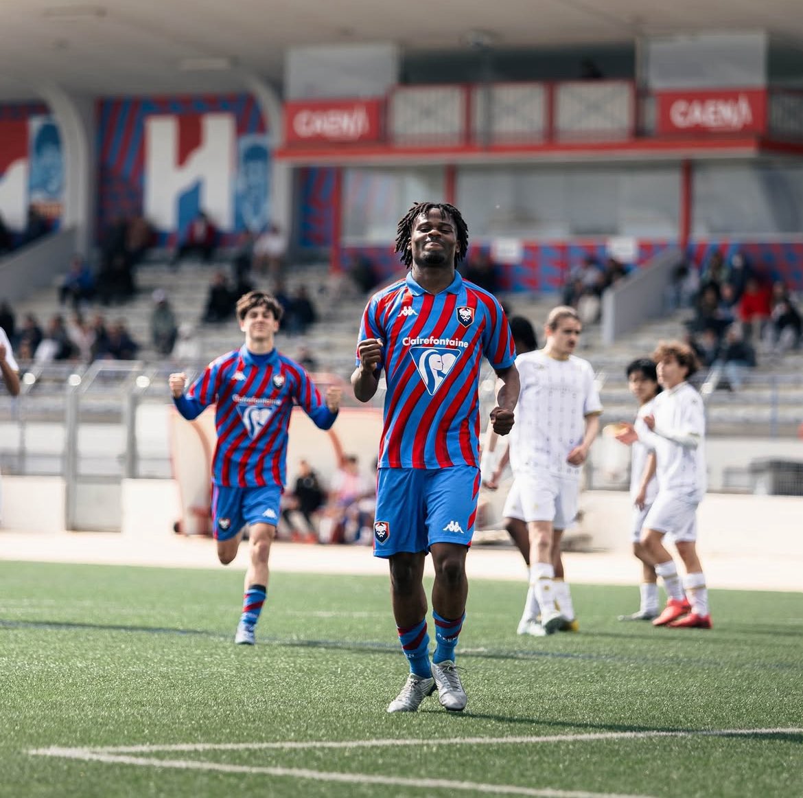 LAquilaeRoma's tweet photo. 👀 | La #Lazio è in chiusura per l'arrivo di Emmanuel #Eone, centravanti classe 2009 delle giovanili del #Caen. Un mese fa ha annunciato il suo addio al club francese.
Era ad un passo dal #Cadice, ma la società biancoceleste l'avrebbe convinto a sbarcare a #Formello.
@actufr https://t.co/pPtvqQpF9A