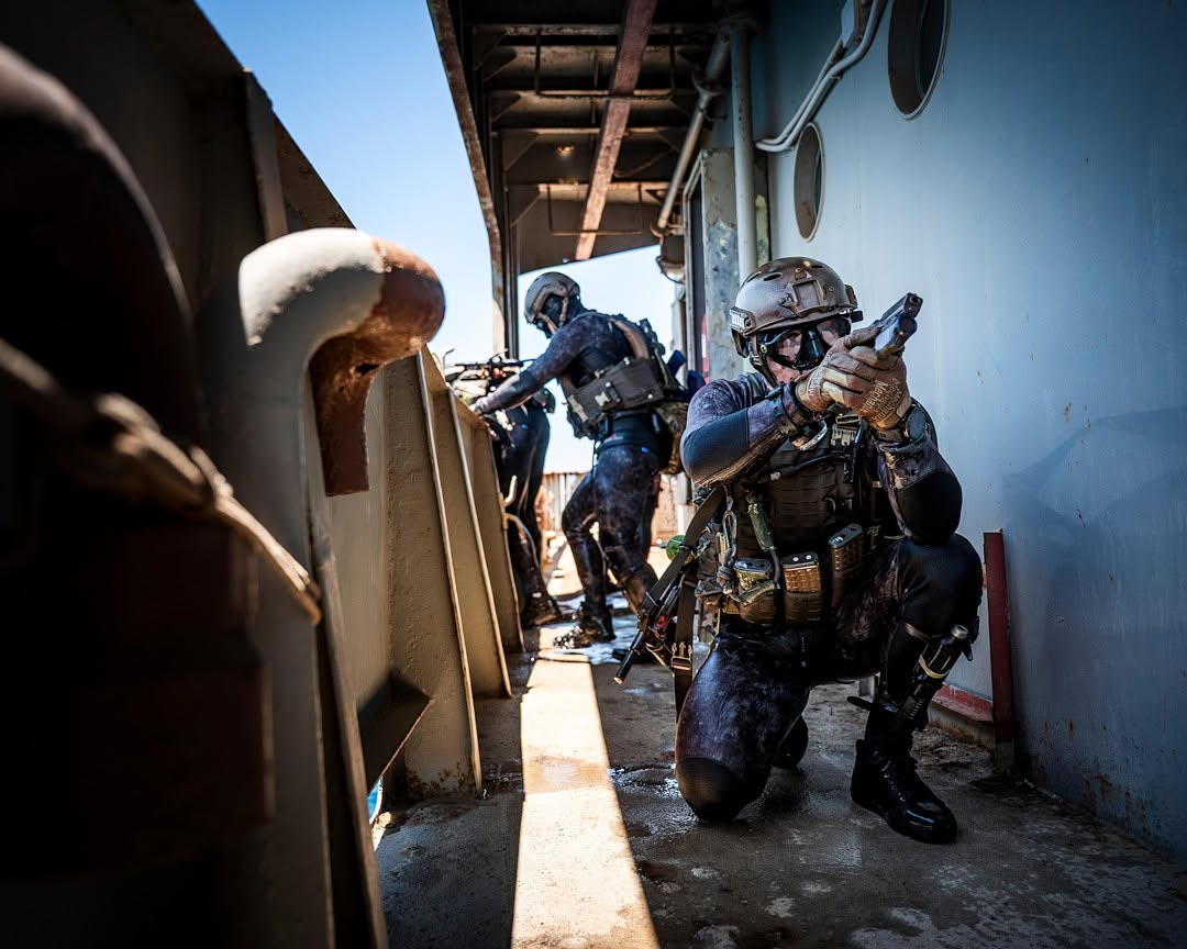 KdoMagazin's tweet photo. #SOF: #Kampfschwimmer des #Jagdkommandos des #ÖBH boarden ein Schiff. Lautlos. Koordiniert. Wirkungsvoll. Weitere Kräfte können anschließend mit Booten nachgezogen werden. Das Jagdkommando ist eine militärische Top-Spezialeinheit.
Fotos: #Bundesheer/Kulec
https://t.co/Q6ul9Tkdcj https://t.co/lVmRjjmhIG
