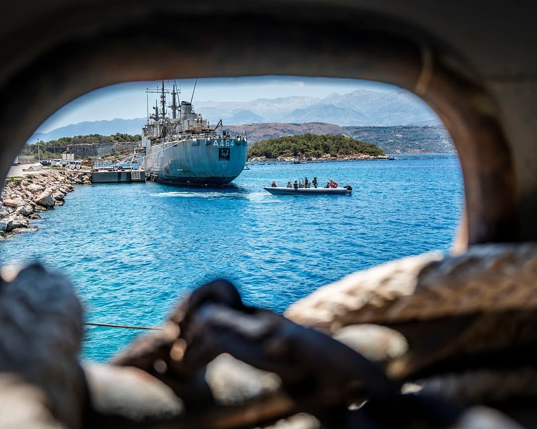 KdoMagazin's tweet photo. #SOF: #Kampfschwimmer des #Jagdkommandos des #ÖBH boarden ein Schiff. Lautlos. Koordiniert. Wirkungsvoll. Weitere Kräfte können anschließend mit Booten nachgezogen werden. Das Jagdkommando ist eine militärische Top-Spezialeinheit.
Fotos: #Bundesheer/Kulec
https://t.co/Q6ul9Tkdcj https://t.co/lVmRjjmhIG