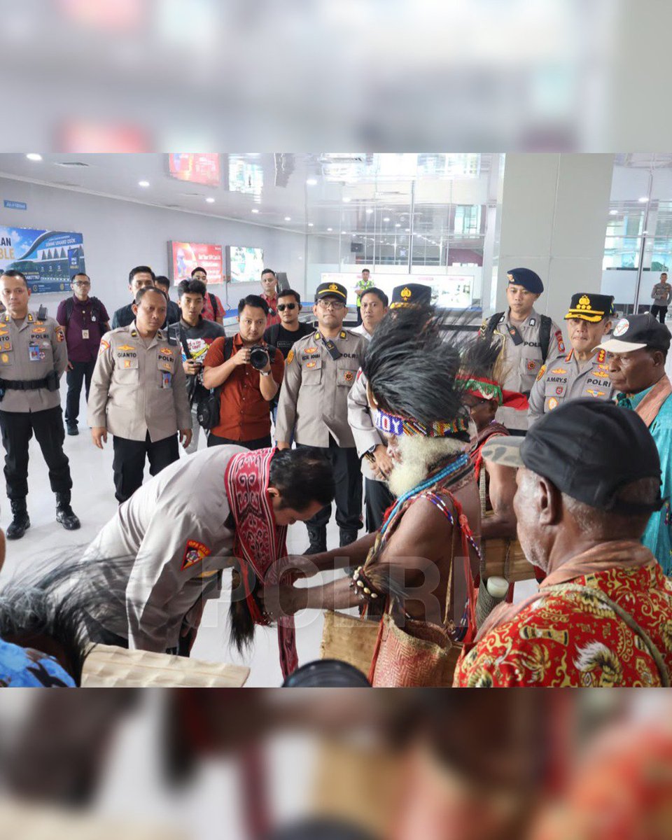 Humas_Respasbar's tweet photo. Komitmen menghadirkan pelayanan kepolisian yang semakin profesional terus diperkuat. Astamaops Kapolri Komjen Pol. Dr. M. Fadil Imran, https://t.co/fwb0nvc7Ki., melaksanakan kunjungan kerja ke Polresta Sorong Kota untuk meninjau pelaksanaan tugas  #PeduliMelayaniIndonesia https://t.co/t3pRa4z8pD