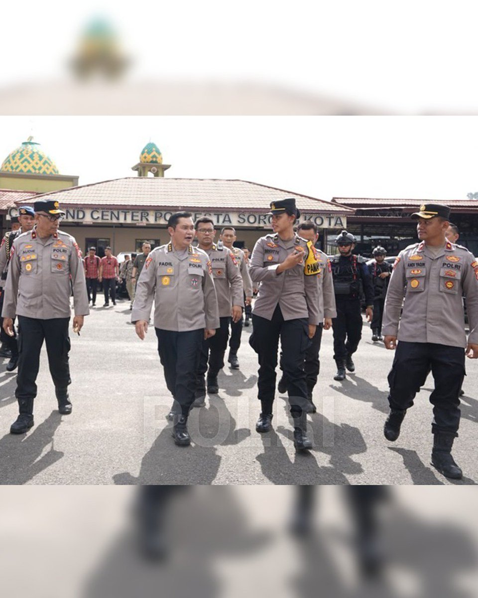 Humas_Respasbar's tweet photo. Komitmen menghadirkan pelayanan kepolisian yang semakin profesional terus diperkuat. Astamaops Kapolri Komjen Pol. Dr. M. Fadil Imran, https://t.co/fwb0nvc7Ki., melaksanakan kunjungan kerja ke Polresta Sorong Kota untuk meninjau pelaksanaan tugas  #PeduliMelayaniIndonesia https://t.co/t3pRa4z8pD