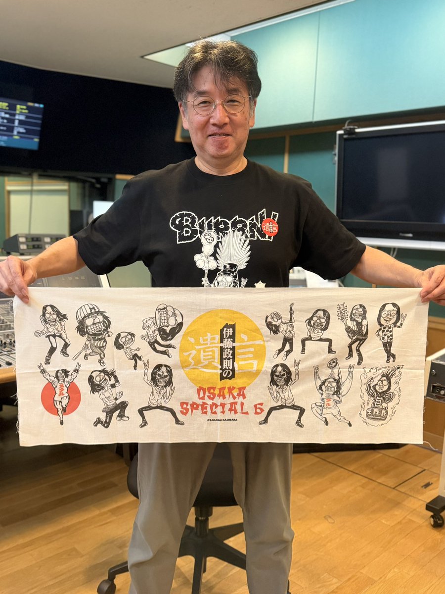 802rockon's tweet photo. 8/6(木)アゼリア大正ホールで開催される【伊藤政則の「遺言」大阪スペシャル6】、今年も濃ゆいグッズの販売が決定しています🤘

✔️これは…豊臣兄弟…？🤔なTシャツ
✔️歴代大阪スペシャルの伊藤ちゃん満載てぬぐい

《モデル：ミキサー大石さん》

🔻イベントについて
https://t.co/sYJRNKoJb0 https://t.co/Kq2S4YBnNx