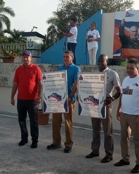 DmeBaragua's tweet photo. Reciben reconocimiento especial en el Acto Provincial por la gesta del Moncada los sectores de la Salud y la Educación, por su entrega y dedicación sin límites en momentos tan difíciles.  
#LatrirAvileño #MiMoncadaEsLaPatria #LaPatriaSeDefiende https://t.co/uAUkqBxtxo