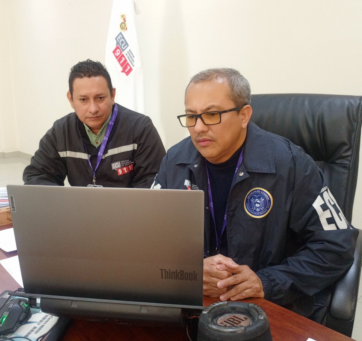 ecu911sambo's tweet photo. En una reunión de trabajo vía zoom, el jefe del @ECU911_ con jurisdicción en la provincia de Bolívar @raulfalcont y el presidente del GAD Parroquial de Santa Fe definieron acciones interinstitucionales de interoperabilidad para potenciar la #VideovigilanciaECU911.

En esta parroquia rural del cantón Guaranda, el 86% de las emergencias coordinadas por el #ECU911 corresponde a seguridad ciudadana.