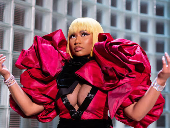 PettyDaNinja's tweet photo. The Nicki challenge when I fly to Prague✨ https://t.co/BimXfnnKRq