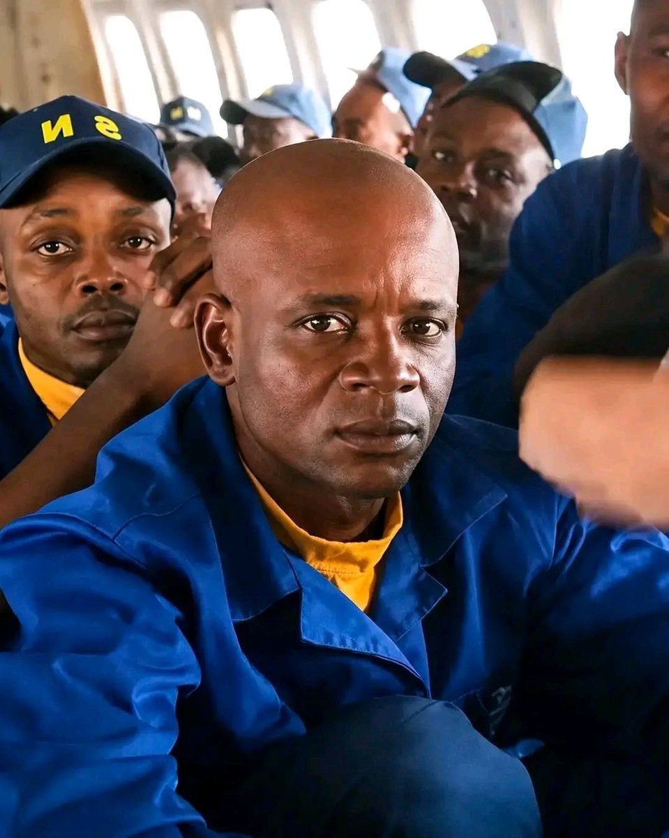 KayimanaJ's tweet photo. J'ai parcouru l'itinéraire de Victoire jusqu'à Djili-Synthèse. Franchement, bravo à son Excellence Monsieur le Président Felix-Antoine Tshisekedi Tshilombo. Les changements sont bien réels. Ce que ton prédécesseur n’a pas fait à 19 ans, vous les faites a un temps record. https://t.co/52aasYKlbW
