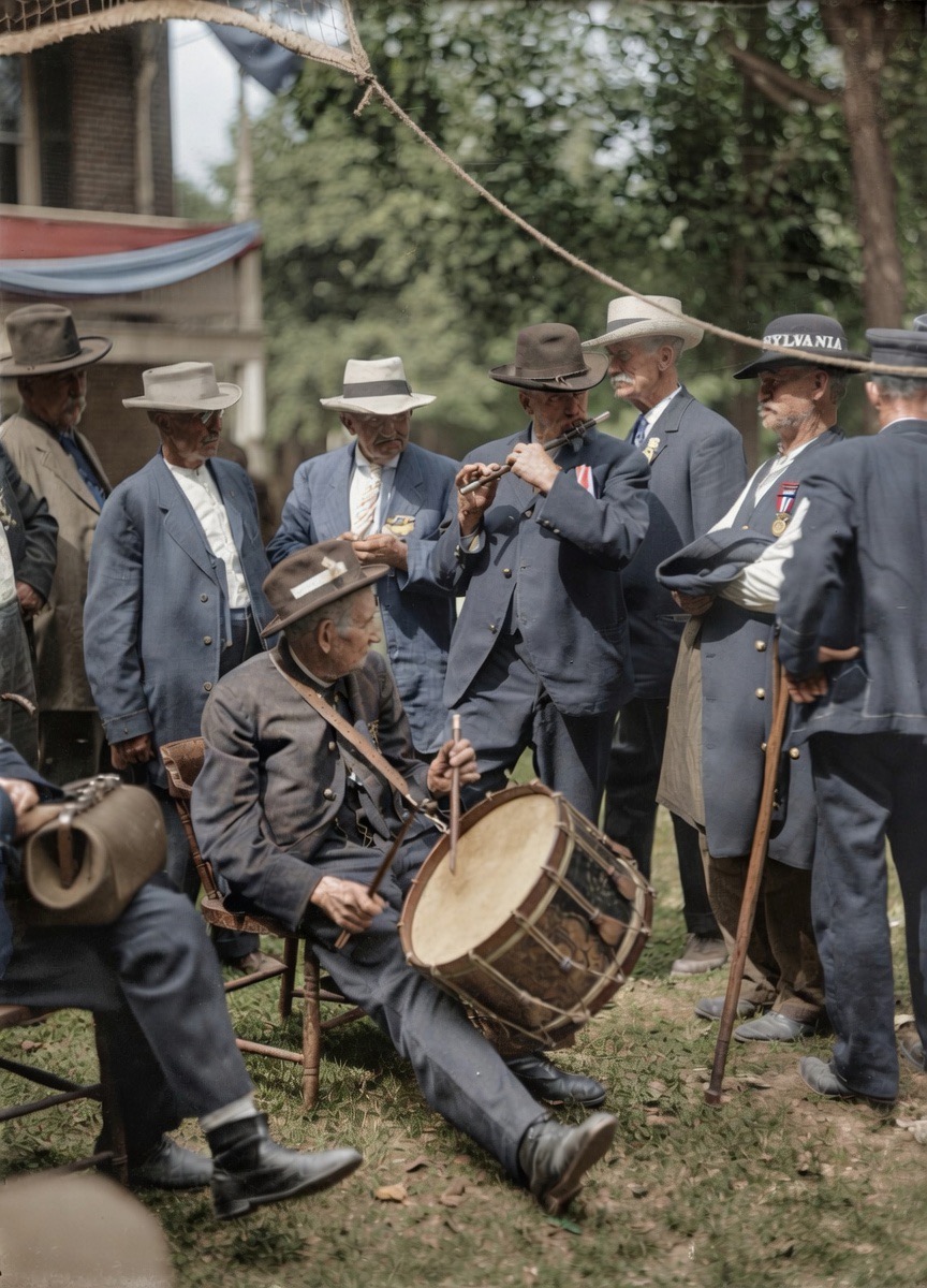 BarnabyHistory's tweet photo. 🇺🇸 1913 Gettysburg 50th Grand Reunion 

Music, marching, flags, and camaraderie. https://t.co/T4NDWIMe19