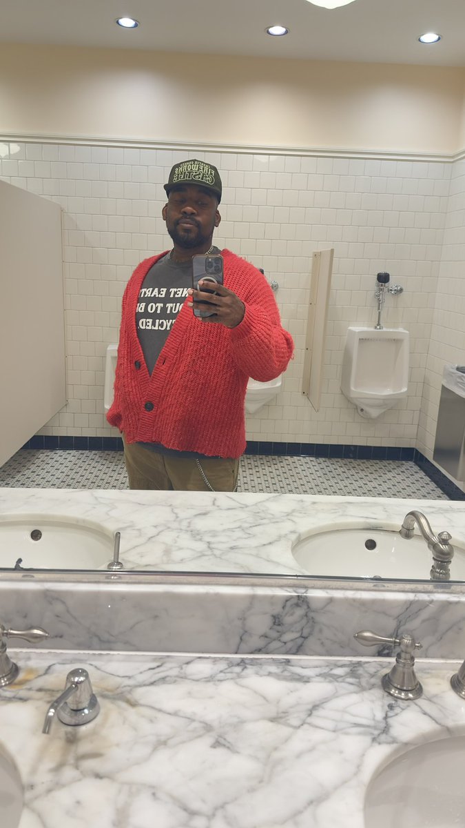 ShowYouSuck's tweet photo. FOUND A NEW BATHROOM AT WORK https://t.co/0uwMEXsnwg
