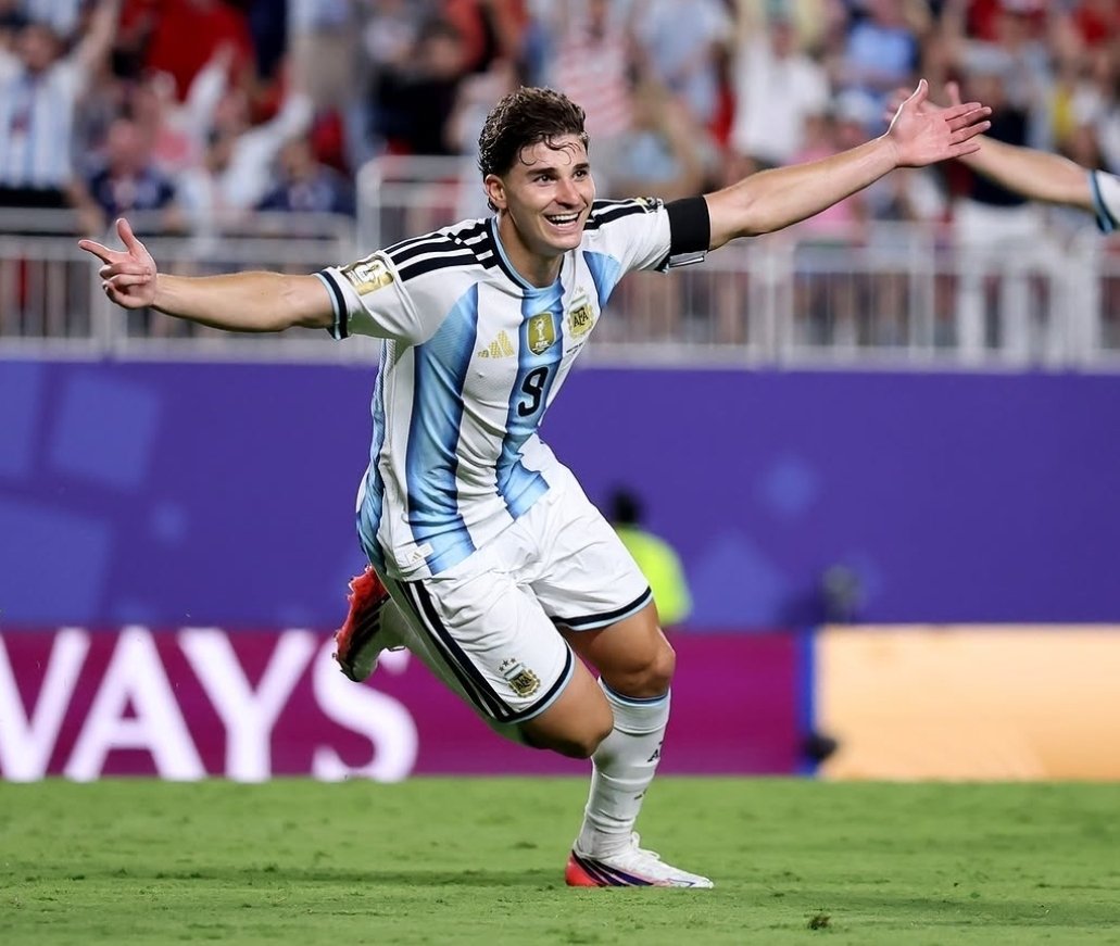 frabigol's tweet photo. Dos días antes de una final del mundo, su propio equipo da un comunicado diciendo que no lo van a dejar ir a ningún lado y que lo obligan a quedarse.

Lo único que van a conseguir los españoles tratando de desenfocarlo es que se los garche a todos. Este domingo hay gol de Julian. https://t.co/VpRZ9C0leI