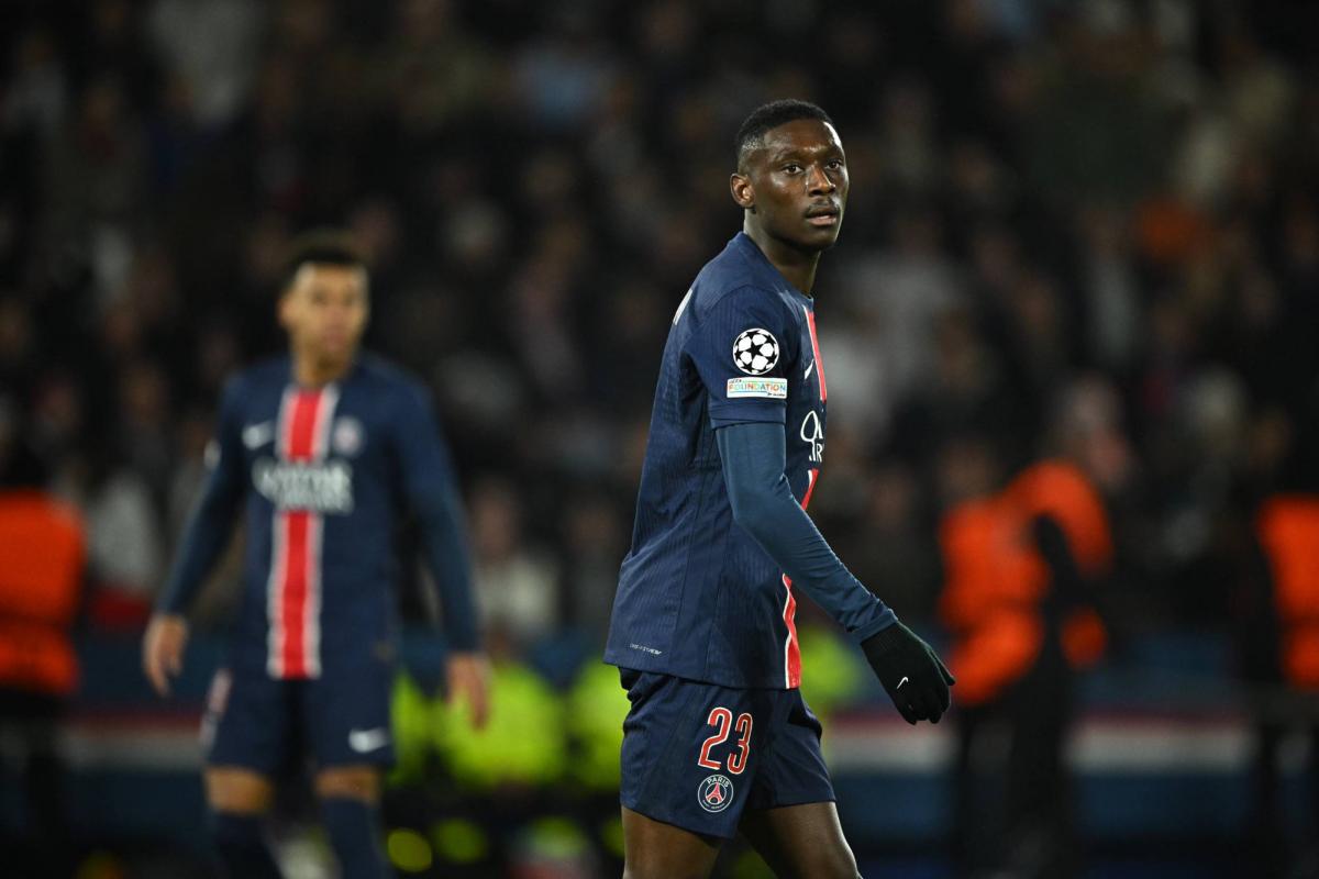 Le_GPFC's tweet photo. 🚨 KOLON MUANI REVIENT AUX ESPORTS DE POISSY EN ATTENTE DE SA JUVE 🚨 L'attaquant du PSG (27 ans) n’a pas finalisé son transfert à la Juventus, il s’entraîne avec les jeunes de Poissy. Renato Sanches (28 ans) aussi sur le même créneau. @lequipe https://t.co/4rIMNUA6xK