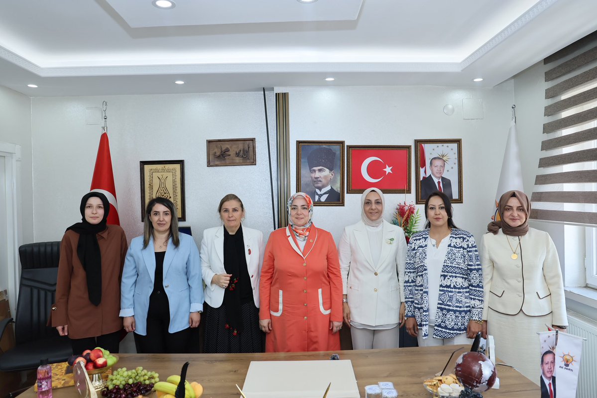 akkadinvann's tweet photo. Genel Merkez Kadın Kolları Başkanımız ve Genel Başkanımız Sayın Tuğba Işık Ercan, Cumhurbaşkanımızın Başdanışmanı Sayın Gülşen Orhan, İçişleri Bakan Müşaviri Sayın Hatice Atan ve beraberindeki heyet, İl Başkanlığımızı ziyaret ederek teşkilat mensuplarımızla bir araya geldi.

@tugbaisikercan @gulsenorhan @hatice_atan73 @tulaykaynarca @Burhan_Kayaturk @ArvasAbdulahat @MunevverErtus @zerrin_alpaslan @busragolgul @havvaduran65 @AKKADINGM @AK_PartiVan