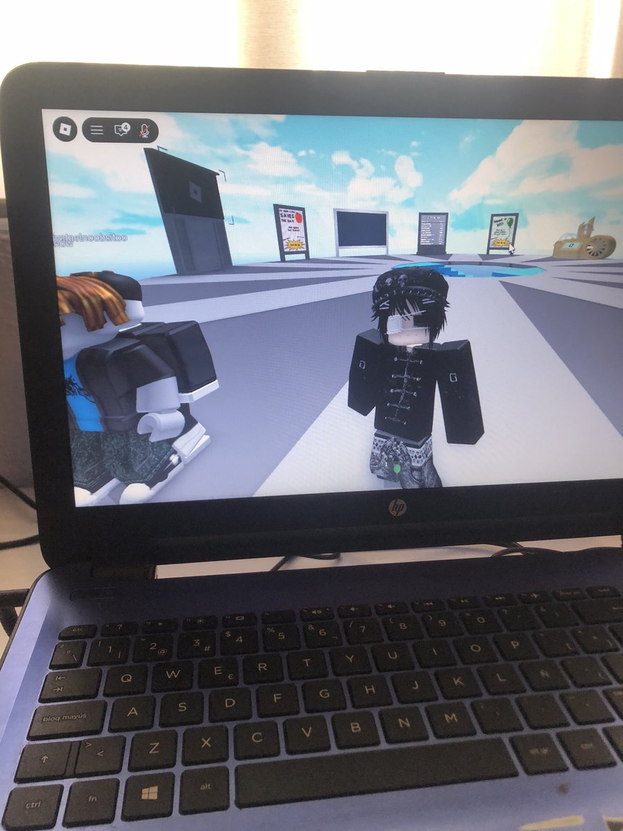 nikihuroncito's tweet photo. bueno pues jugando roblox https://t.co/WEWU8cP2hp