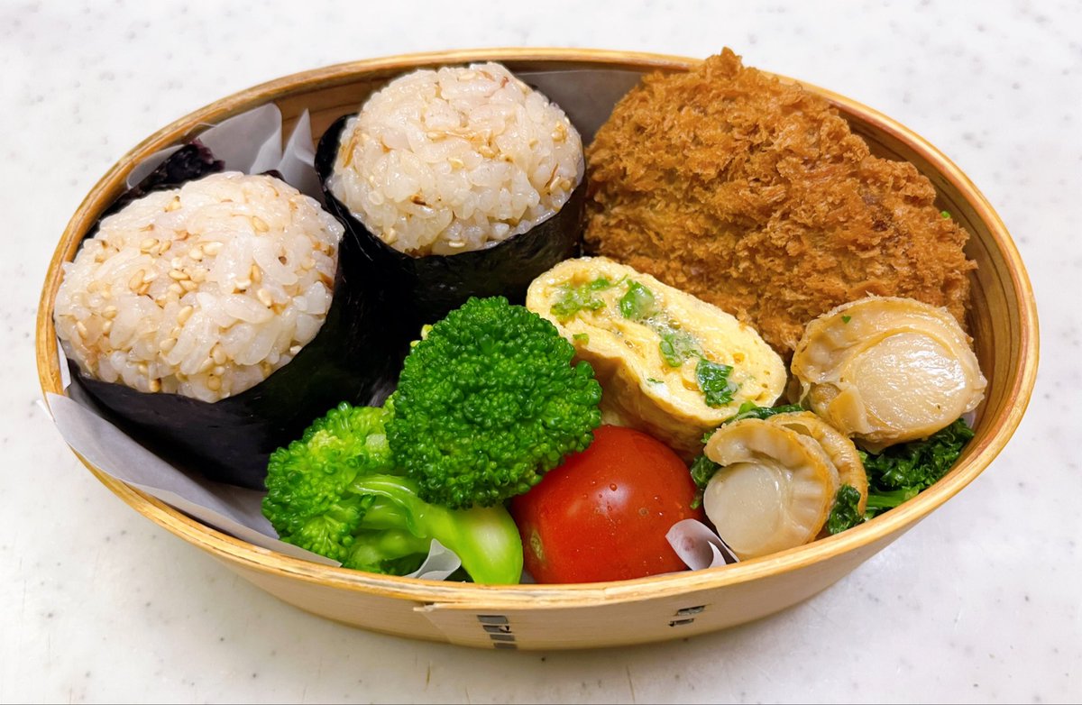 hacoocah's tweet photo. お弁当〜🍱
今日は（コロッケと間違えて入れた）メンチカツ弁当
#お弁当 https://t.co/p0uz2aZ6A7