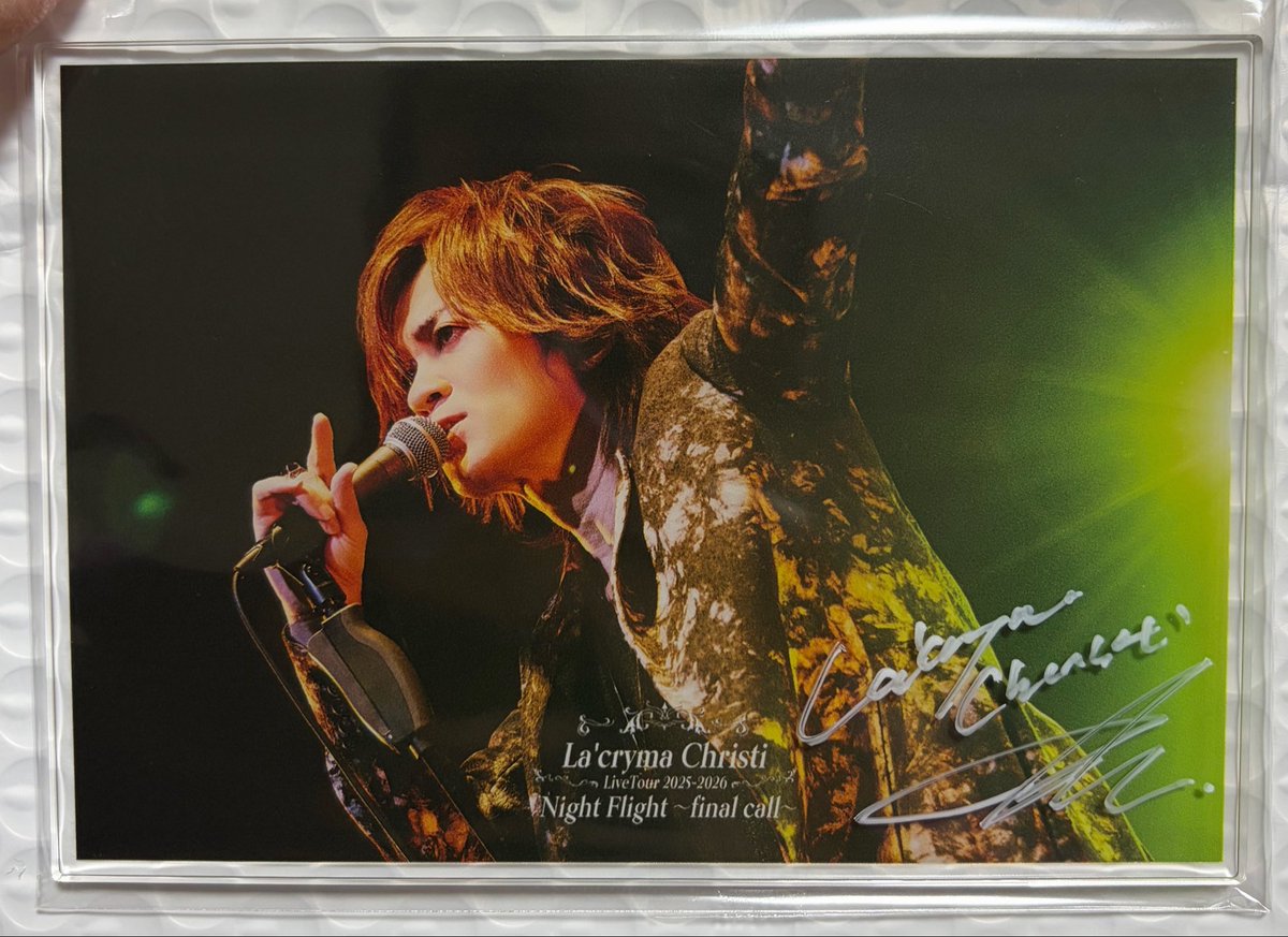 ssssaMM33's tweet photo. 我が家にもサイン入りがやっと来てくれました！ロトはめっちゃ買ったのに一枚も当たらなかったから😭嬉しすぎる

私が好きなTAKA様と彼氏が推してるSHU兄さんをチョイスさせていただきました！
並べて飾りたいけどこういうの飾れないタイプなのでしまっておくのかも。笑ラクリマ最高❤️ https://t.co/L2RYH4UPtv