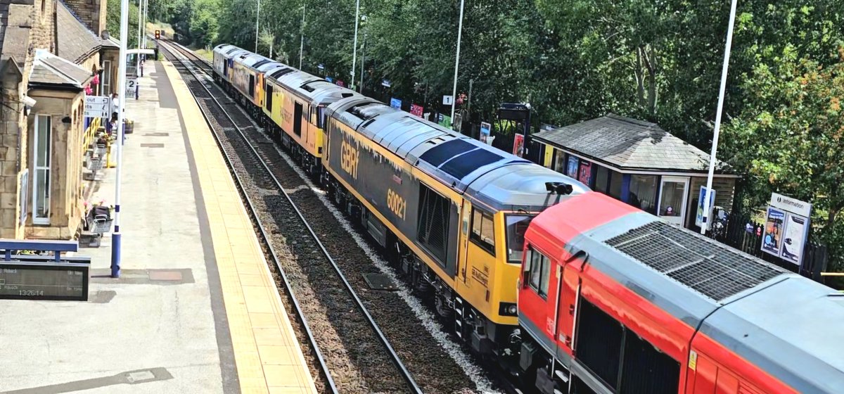 Harrod15S's tweet photo. DB 66118 taking the final 4 #GBRF #class60 (60021 / 60096 / 60056 / 60026) that were being stored in Doncaster Decoy through Mexborough this afternoon working 0M22 from Belmont Down Yard to Toton TMD. #trains #Mexborough https://t.co/XvFAN42DeJ