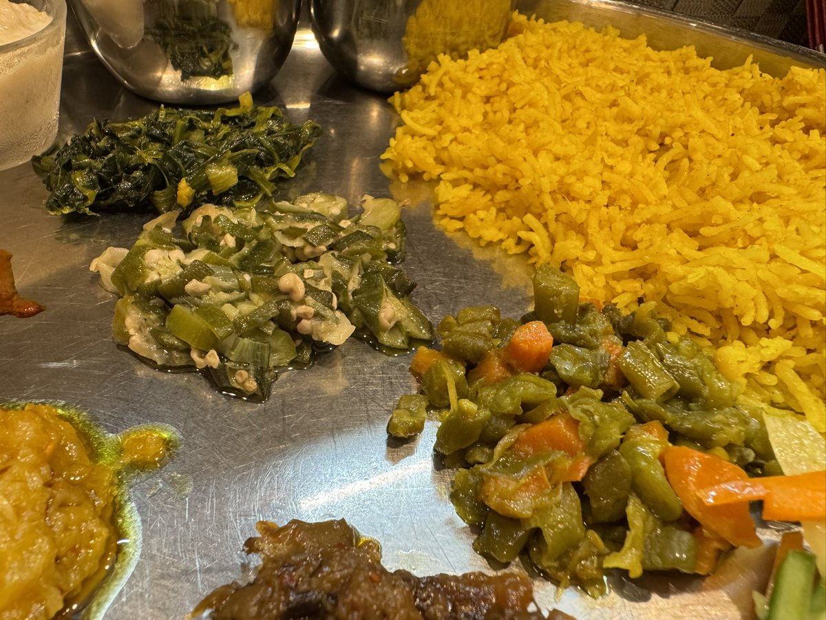 chaminki2's tweet photo. インゲン・オクラ・ほうれん草の3種バジ、毎日食べたくなるような優しさ。混ぜないスタイルでご飯(キチュリ)と一緒にいただきます。「ダルスープ」という文字を見たら注文せずにいられない症候群のため、〆はそれで決まりです。サラサラタイプ、トマトの酸味に癒されます🍅 https://t.co/NVKJ3zfUd2