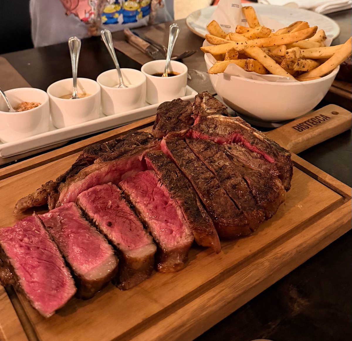 SG81523971's tweet photo. WORLD'S 101 BEST STEAK RESTAURANTS 2026に選出されたBistecca Tuscan Steakhouse🥩気持ちの良い接客に最高の熟成肉🥰前菜はすぐ出てくるけど、総じてまあまあ。イカスミのパスタ美味しい！👏🏻 https://t.co/zALBa8g64f