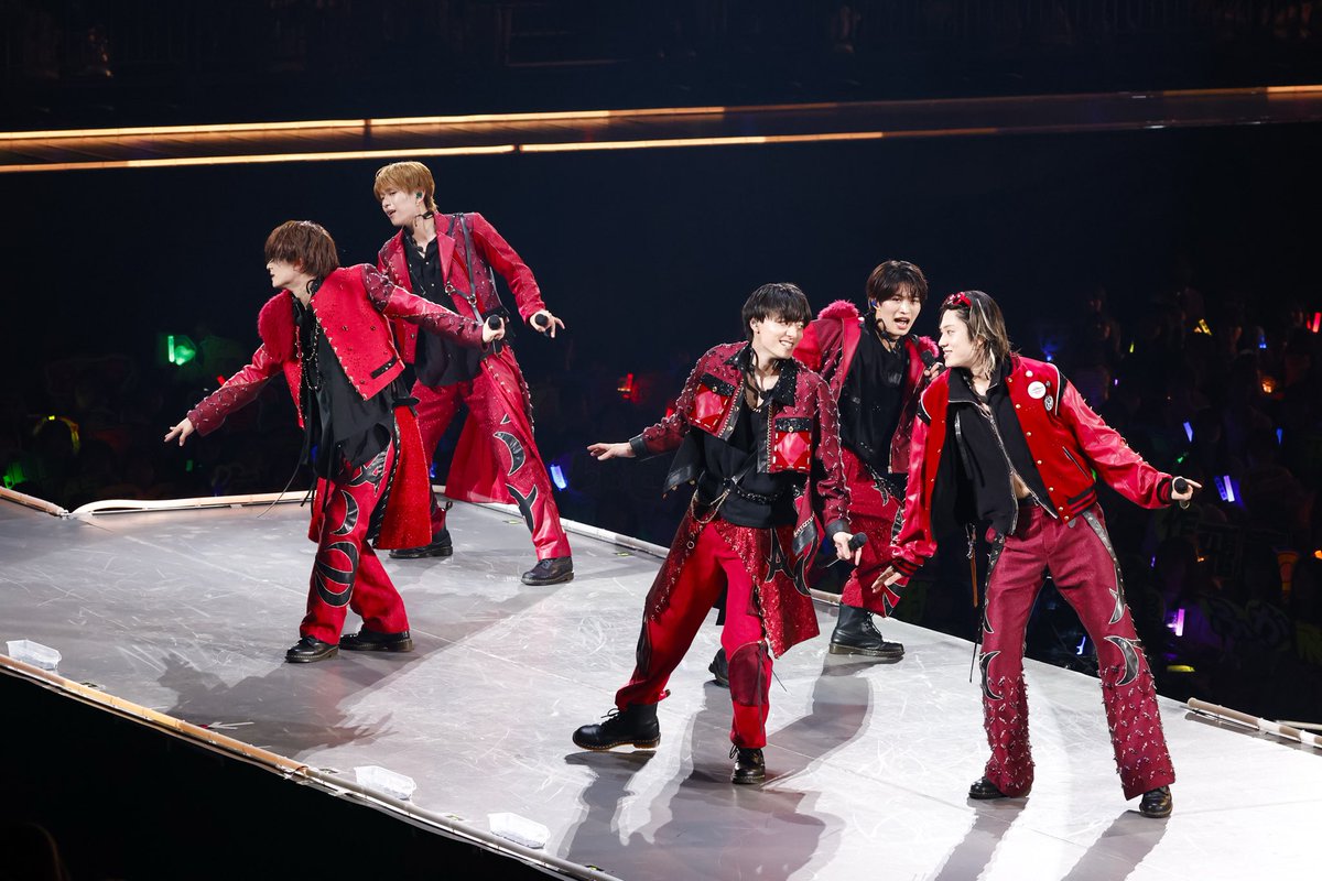 fashionjp's tweet photo. 📢囲み取材&衣装レポート公開 #ACEes  

ACEesが魅せた！ 伝統を継承し新時代へ挑む”決意”のステージ「ACEes Arena Tour 2026 “V”」
🔗 https://t.co/5e4a4pbAVL

衣装担当 #佐藤龍我 が資料を作成し、メンバーやスタッフと共有。その思いを細部まで落とし込んだこだわり満載の衣装を解説⚡️

@jr_official_X