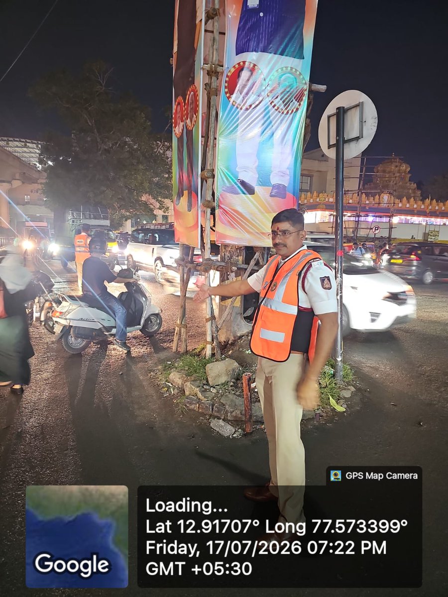 bsktrfps's tweet photo. ಬನಶಂಕರಿ ಬಸ್‌ ನಿಲ್ದಾಣ ಜಂಕ್ಷನ್‌ ನಲ್ಲಿ ಸಂಜೆಯ ದಟ್ಟಣೆ ವೇಳೆಯ ಸಂಚಾರ ನಿರ್ವಹಣೆ .
@DCPSouthTrBCP  @acpsouthtrf @blrcitytraffic https://t.co/Xt14H426Pd