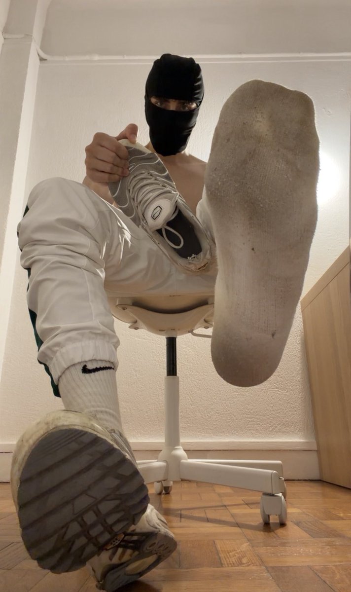 Dom_french_boy's tweet photo. 🇫🇷 Juste tu fermes ta geule et tu sniff mes chaussettes puante 

🇺🇸 Just STFU and smell my stinky socks

https://t.co/nJuMI1gG2Y https://t.co/0cTjsF0M8G