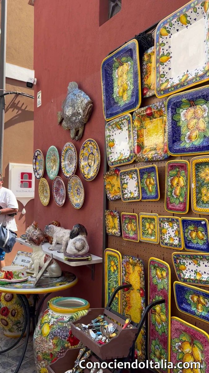 conoceritalia's tweet photo. 👉EN #AMALFI COMPRAS OFICIOS CON SIGLOS DE HISTORIA 🤩 La #cerámica más famosa de #Italia, con sus típicos colores intensos, diseños de #limones, peces y motivos marinos #ConociendoItalia https://t.co/ze75LfZECN