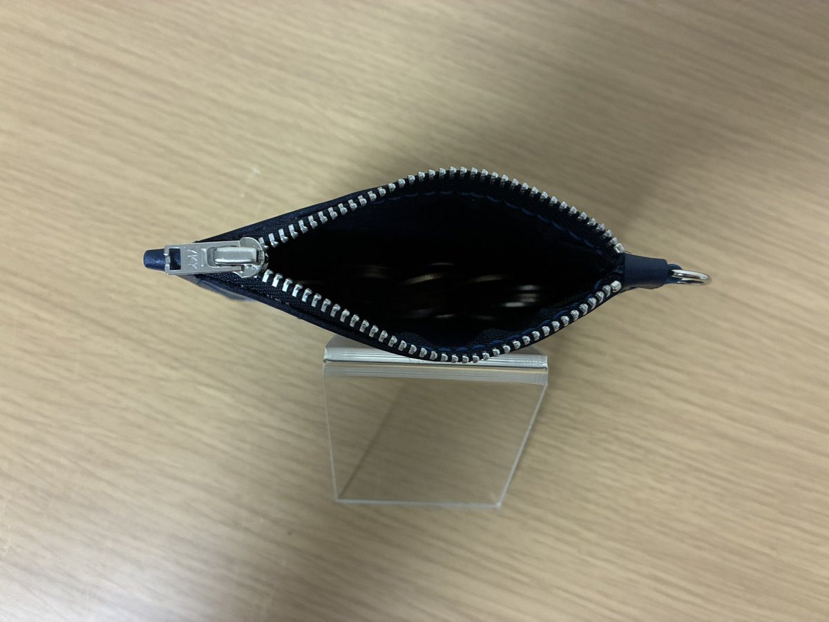 yuu_code_red's tweet photo. コインケースを出品しました。
ご覧いただけると嬉しいです。

深海を思わせるような、深く美しい群青色の本革で仕立てた極薄コインケースです。
無駄を削ぎ落としたシンプルなデザインに、同系色の丁寧なステッチを効かせ、上品でスマートな印象に仕上げました。 https://t.co/TIZlmaZSYy