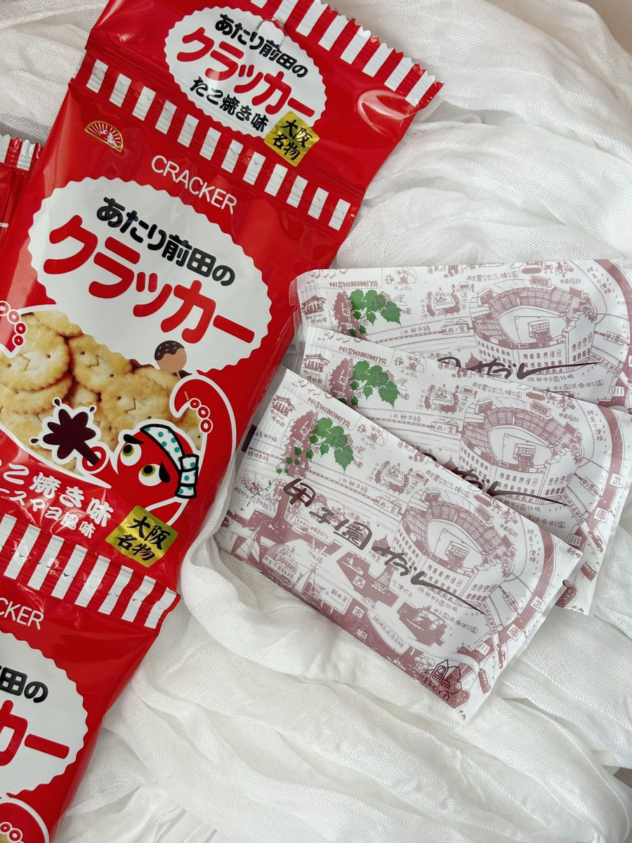 honono__a's tweet photo. 今回の遠征でも、甲子園サブレをお土産に🫶

それと、ふらっと入ったコンビニで発見！！！
あたり前田のクラッカー！！本物だ！って1人で大興奮…笑
いつか生で聴きたいな〜

@aimyonGtter https://t.co/vBs74AovbJ