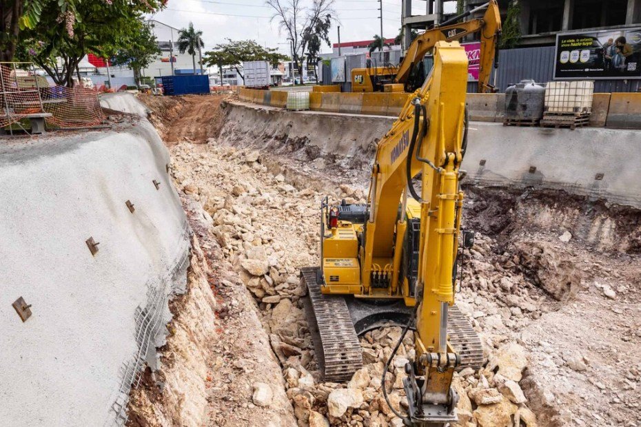 enmanuelrm's tweet photo. 🚧Túnel de drenaje en Av. Luperón
Solución definitiva contra inundaciones:

📍 Longitud: 3 km
📉 Profundidad: 10 m
🕳️ Diámetro: 5 m
🌊 Destino: Descarga al mar Caribe (con filtro de residuos sólidos)
⏳ Fase 1 (Plaza de la Bandera - Malecón): 14-15 meses de ejecución https://t.co/DmyqyX9JAd