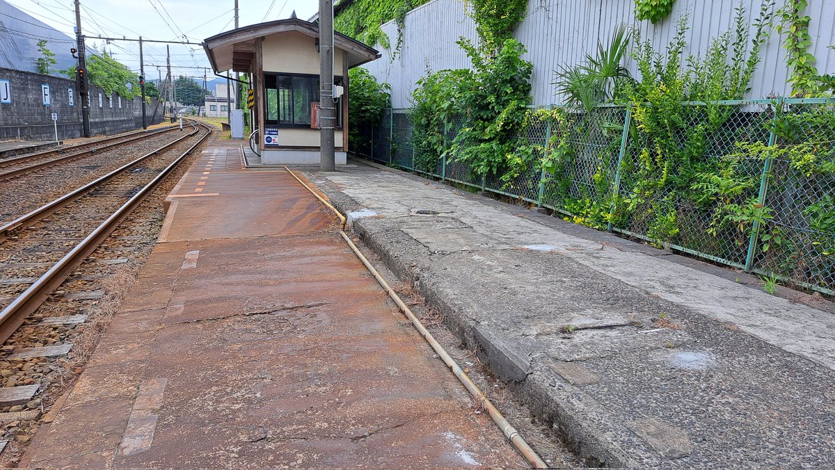 NAOTO_HA36S's tweet photo. おやすみなさい😴😪
前から気になっていた六渡寺駅の
越ノ潟方面ホーム上の構造物の跡。
ホーム上屋跡と分かった。ブログで拝見した、1987年の加越能鉄道の当時の写真で把握しました🤔 https://t.co/UGKiadQcSD