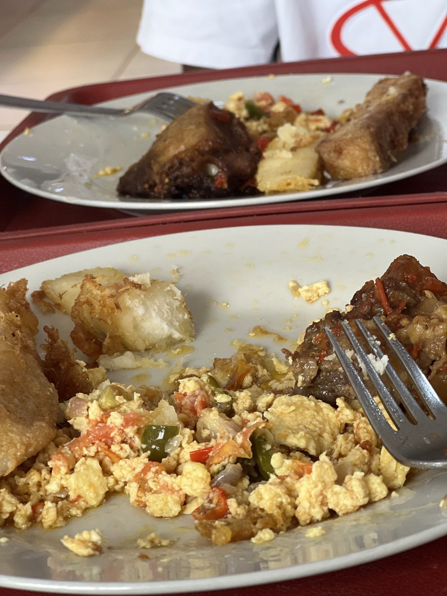 ScraaMalaga's tweet photo. Almost done with lunch, idk why I can’t eat without pressing my phone. https://t.co/IRmSAgpXdC
