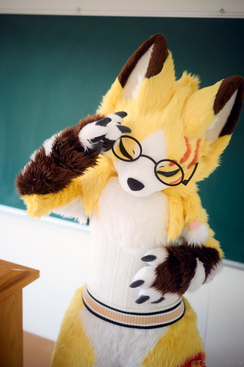 SellyWolf0203's tweet photo. 「狐先生🦊」と呼んでくれてもいいですよ？
-
📸 : @TorrFoxx 
-
🧵 : @ErqingZ https://t.co/E4XYL0lSKL