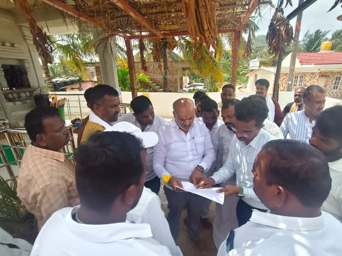 hksureshbjp's tweet photo. ಬೇಲೂರು ವಿಧಾನಸಭಾ ಕ್ಷೇತ್ರದ ಸವಾಸಿಹಳ್ಳಿ ಗ್ರಾಮ ಪಂಚಾಯಿತಿಯ ಬೂತನಗುಡಿ ಗ್ರಾಮದಲ್ಲಿಂದು ಎತ್ತಿನಹೊಳೆ ನೀರಾವರಿ ಯೋಜನೆಯ ಅಂದಾಜು ಮೊತ್ತ 32 ಲಕ್ಷ ರೂ.ಗಳ ಅನುದಾನದಲ್ಲಿ ರಸ್ತೆ ಅಭಿವೃದ್ಧಿ ಕಾಮಗಾರಿಗೆ ಗುದ್ದಲಿ ಪೂಜೆ ನೆರವೇರಿಸಲಾಯಿತು.
#Hassan #Beluru #HKSuresh https://t.co/l2R2a9SHXf