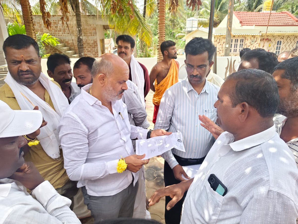 hksureshbjp's tweet photo. ಬೇಲೂರು ವಿಧಾನಸಭಾ ಕ್ಷೇತ್ರದ ಸವಾಸಿಹಳ್ಳಿ ಗ್ರಾಮ ಪಂಚಾಯಿತಿಯ ಬೂತನಗುಡಿ ಗ್ರಾಮದಲ್ಲಿಂದು ಎತ್ತಿನಹೊಳೆ ನೀರಾವರಿ ಯೋಜನೆಯ ಅಂದಾಜು ಮೊತ್ತ 32 ಲಕ್ಷ ರೂ.ಗಳ ಅನುದಾನದಲ್ಲಿ ರಸ್ತೆ ಅಭಿವೃದ್ಧಿ ಕಾಮಗಾರಿಗೆ ಗುದ್ದಲಿ ಪೂಜೆ ನೆರವೇರಿಸಲಾಯಿತು.
#Hassan #Beluru #HKSuresh https://t.co/l2R2a9SHXf