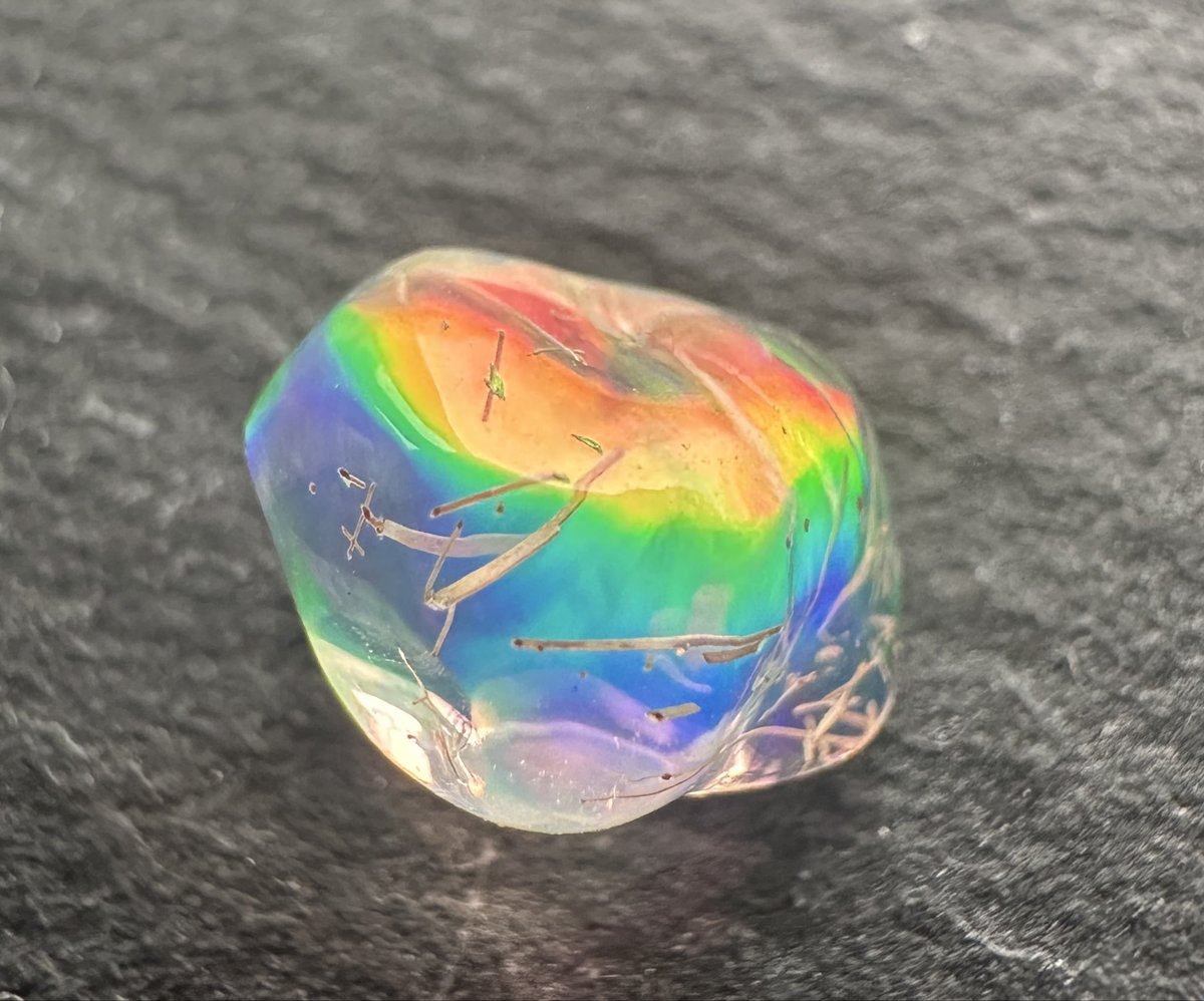 marukkodqx's tweet photo. #なないろの日なので虹色の石が見たい 
昨日だったー！オパールはいいぞ🌈 https://t.co/ZNbPQmrpKw