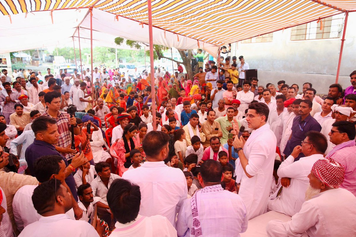 SachinPilot's tweet photo. क्षेत्र का हो सर्वांगीण विकास,
हर जन तक पहुँचे बेहतर सुविधाएँ।
तरक्की करे टोंक,
इसी संकल्प के साथ विकास निरंतर जारी। 

ग्राम पंचायत हमीरपुर में अनेक विकास कार्यों को जनता को समर्पित किया। मेरे विधायक मद एवं जिला मद से लगभग
 ₹33.50 लाख की लागत से संपन्न इन विकास कार्यों से क्षेत्रवासियों को बेहतर आधारभूत सुविधाएँ उपलब्ध होंगी।

📍हमीरपुर , टोंक