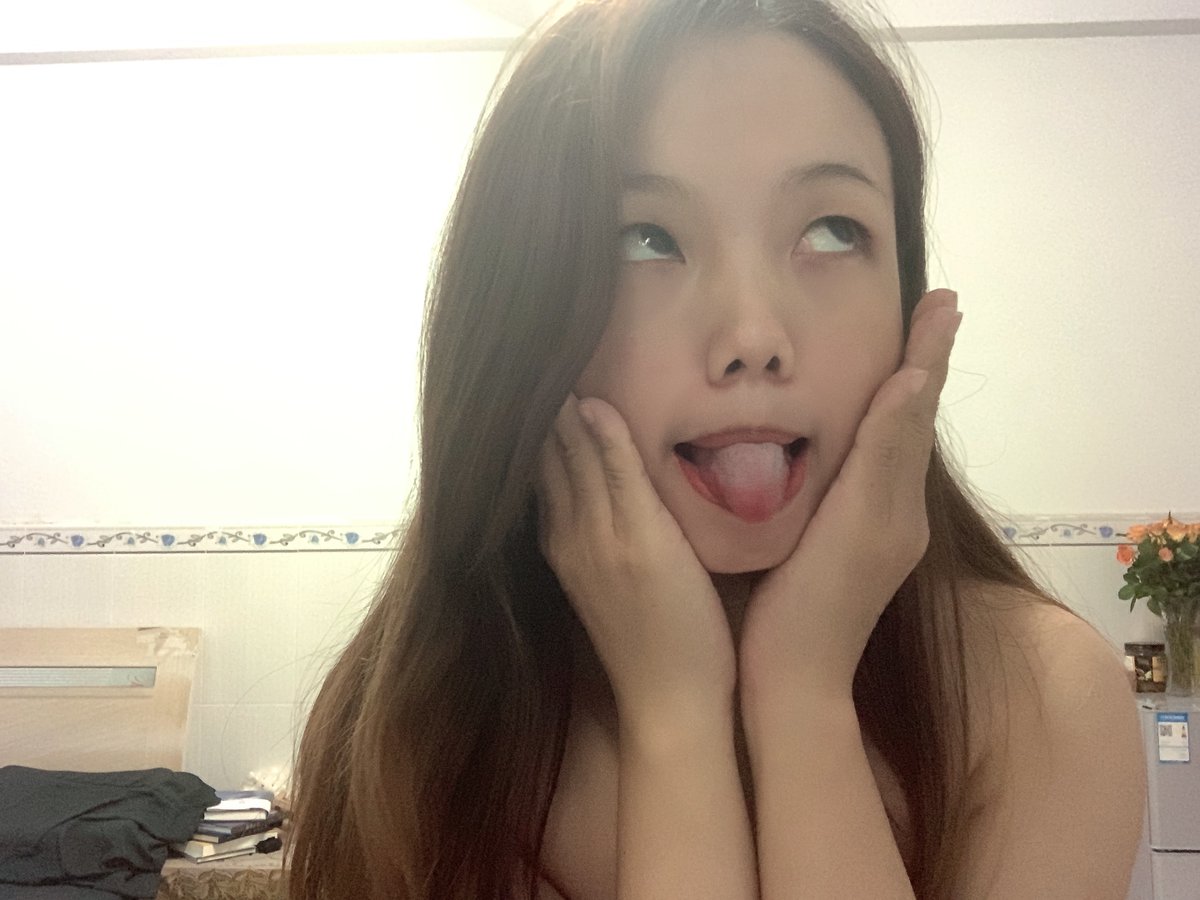Mugouzing's tweet photo. 31岁的东莞老阿姨，微整形失败脸歪奶黑，却越骚越不要脸。 18岁就被操开苞，至今被十几个男人内射，背着每个男友被主人当狗调教。现在彻底沦落成公用贱母狗，主动���胸写「淫主人母狗」、浴室骑啤酒瓶狂插骚逼自拍，只求永久曝光社死！ https://t.co/Bc0JCCEN4v