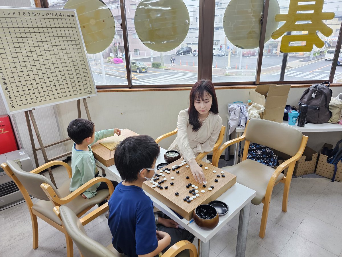 bin7674's tweet photo. 今年のシルバーウィーク（9月19日～23日の5連休）に、中村本因坊へNHKで大活躍中の羽根彩夏先生と安田明夏先生が来店されます！

21日は羽根先生による指導碁、22日は安田先生による指導碁、そして23日にはお二人の先生が参加されるペア碁会を開催します。

シルバーウィークは豪華イベントが盛りだくさんです！
お二人の先生に同時にお会いできる貴重な機会でもありますので、ぜ��この機会にご参加ください！
(9月19日は六浦先生による講座もあります。)