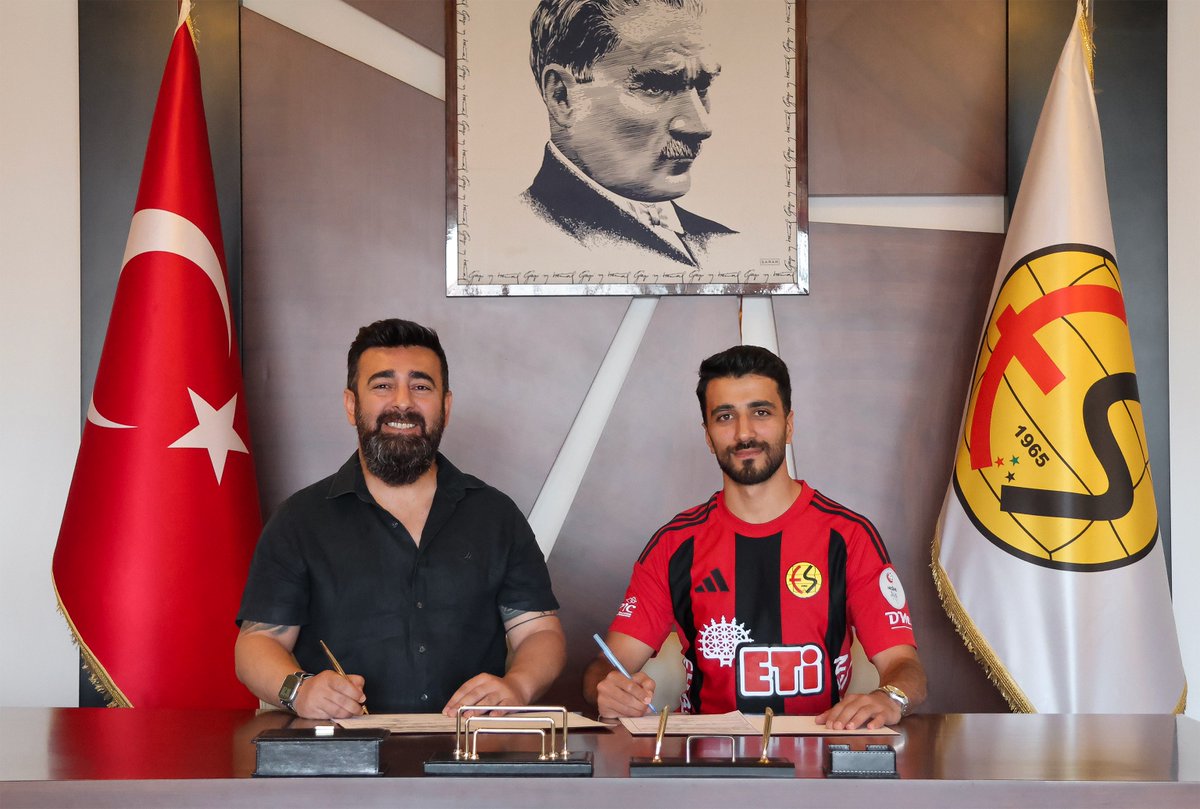 Eskisehirspor's tweet photo. ⚫️🔴 Hoş geldin Hasan Kaya! ✍️

Kulübümüz son olarak Isparta 32 Spor’da forma giyen 30 yaşındaki hücum oyuncusu Hasan Kaya ile anlaşma sağlamıştır.

Hasan Kaya’ya, Büyük Eskişehirspor camiasına hoş geldin diyor, siyah-kırmızı forma altında başarılar diliyoruz. https://t.co/5WQyUREitG