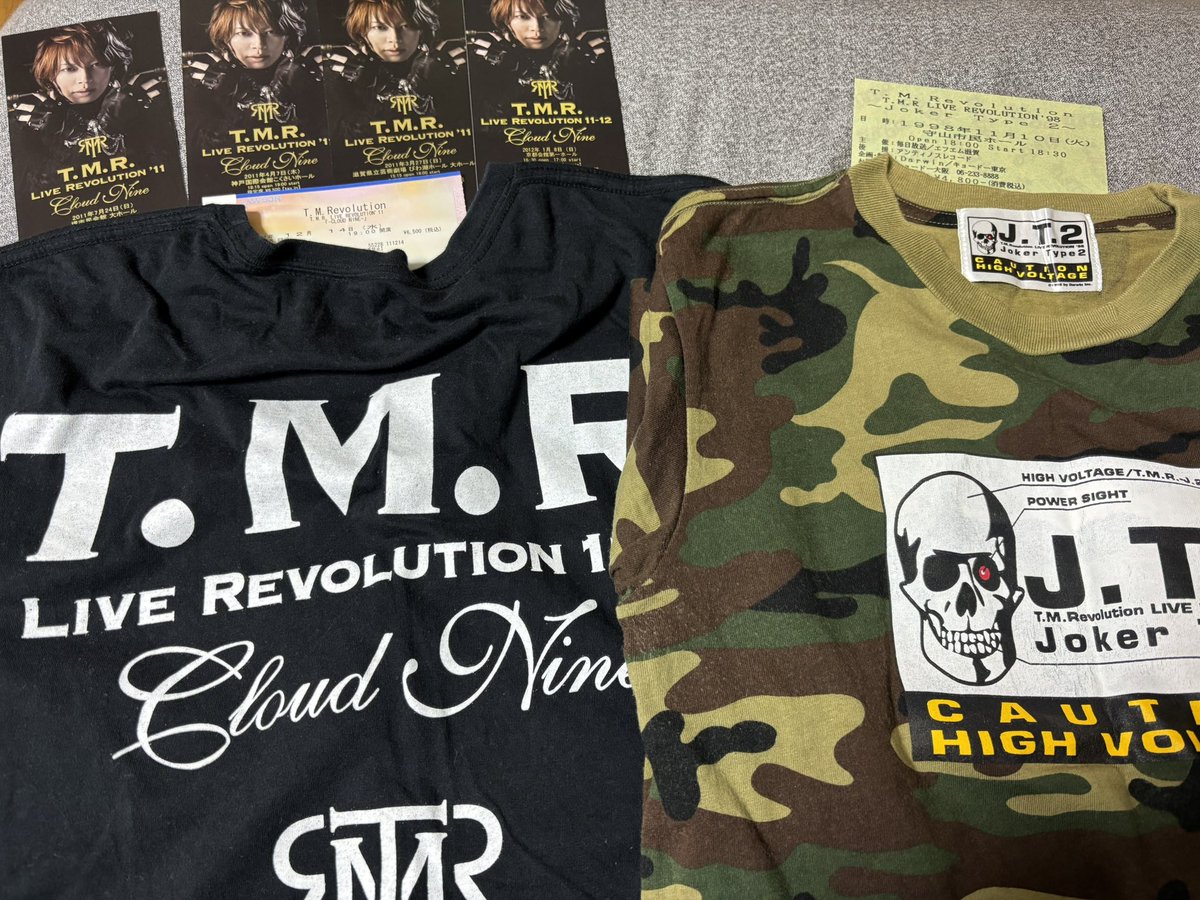 aki919's tweet photo. @TMR15 明日からのNHKホールに向けて発掘したTシャツ💡でもJT2のんはちびTやし着れなさそう笑みんなピチピチでも着てくのかな？明日はチケットないから10時の機材席勝ち取らないと行けないんです😭頑張ります😄
#TMRevolution https://t.co/qPpFjDzTWA