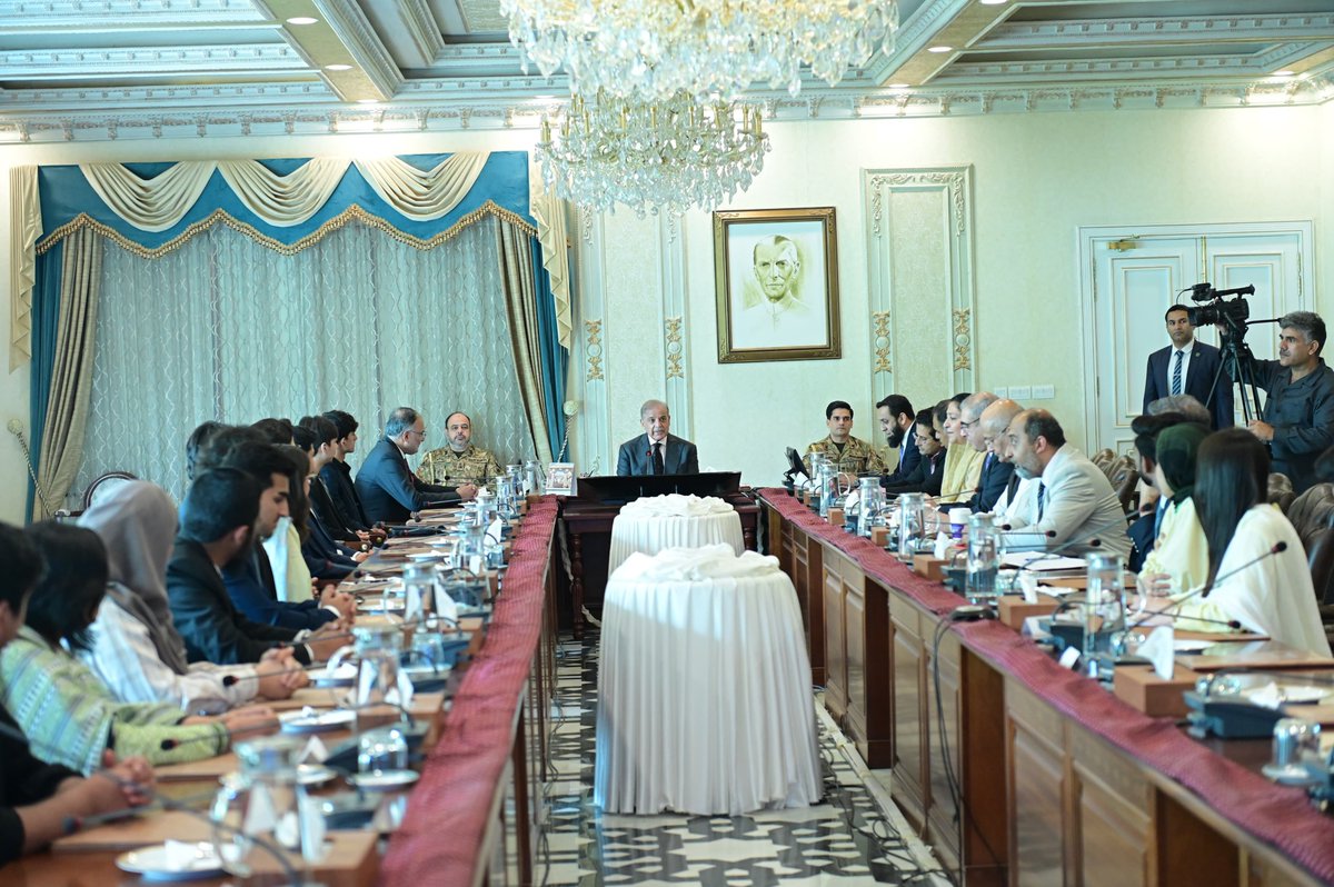 PakPMO's tweet photo. A delegation of students from foreign universities, working as interns under the "Uraan Overseas Pakistan Summer Scholars Programme" called on Prime Minister Muhammad Shehbaz Sharif. Islamabad, 17 July 2026. https://t.co/ssSbiPIHhx