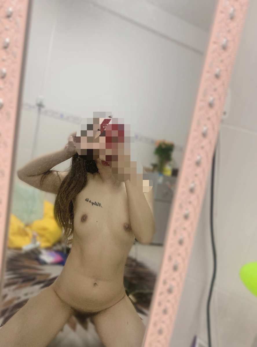 Mugouzing's tweet photo. 31岁的东莞老阿姨，微整形失败脸歪奶黑，却越骚越不要脸。 18岁就被操开苞，至今被十几个男人内射，背着每个男友被主人当狗调教。现在彻底沦落成公用贱母狗，主动���胸写「淫主人母狗」、浴室骑啤酒瓶狂插骚逼自拍，只求永久曝光社死！ https://t.co/Bc0JCCEN4v