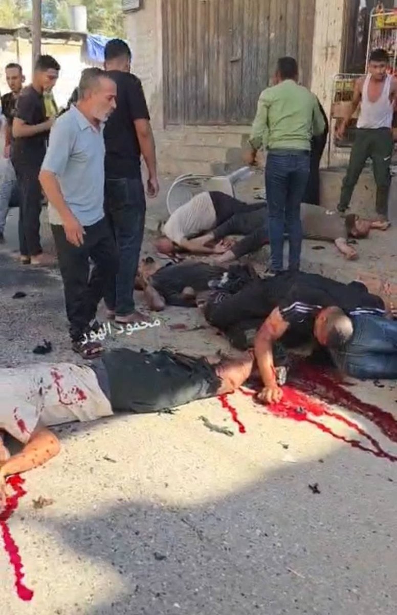 Mahmoudshalh's tweet photo. الإبادة مستمرة..
مشهد قاسٍ يوثق ارتقاء شهداء وإصابة مواطنين جراء قصف طيران الاحتلال مجموعة من المواطنين خلال تشييع أحد الشهداء أمام مسجد أحمد ياسين في مخيم النصيرات، وسط قطاع غزة

تحدثوا _ عنا https://t.co/D6bJgtAEXh