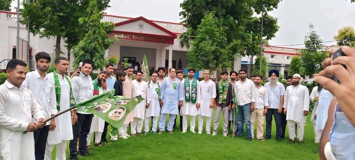 AIMIM_member's tweet photo. AIMIM ने पहल कर दी है,
यूपी रामपुर (मोहम्मद अली जौहर यूनिवर्सिटी) पर हो रहे बुलडोज़र प्रकरण में @aimim_national रामपुर जिला पदाअधिकारियों ने DM को ज्ञापन सौंपकर बुलडोज़र कार्यवाही रोकने की माँग की।

पर अखिलेश यादव कही नजर नहीं आ रहे 
जबकि उनको सबसे आगे होना चाहिए था https://t.co/ksLNAZNKTa