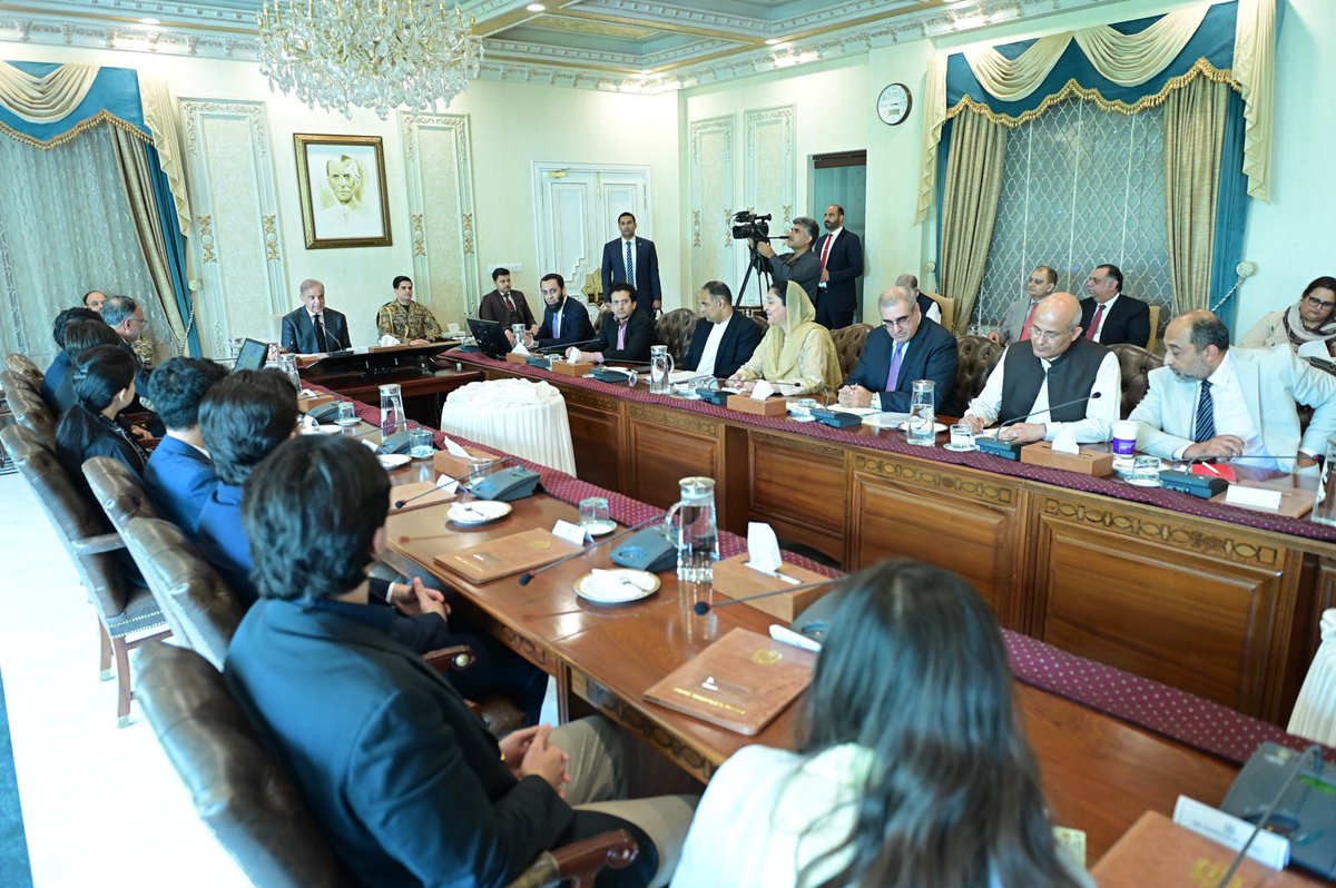 PakPMO's tweet photo. A delegation of students from foreign universities, working as interns under the "Uraan Overseas Pakistan Summer Scholars Programme" called on Prime Minister Muhammad Shehbaz Sharif. Islamabad, 17 July 2026. https://t.co/ssSbiPIHhx