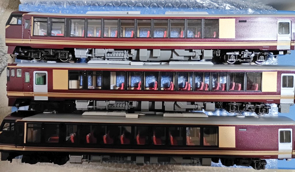 dc48551_tadami's tweet photo. JNMA後だからか3Dプリンタ製品で盛り上がっているのね。
うちのみのり（16番）も側面だけDMMの高精細アクリルで屋根と妻面、中間は顔もプラという構成だけど見事に反ってます。
アクリルの反りに対して屋根板が負けているのが原因だけど、これに関してはそういうもんだと思って納得している。 https://t.co/6i3r3xdFQ6
