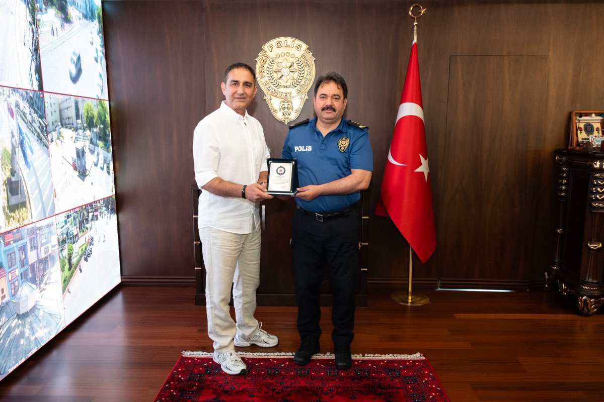 EmniyetBursa's tweet photo. İl Emniyet Müdürümüz Sayın Kadir GÖKCE, emekliye ayrılan Polis Memurları Sayın Erol ATEŞ, Sayın Hasan ULAKCI, Sayın Salim SEYRAN ve Sayın Oktay OKUTAN’a plaket takdim etti. 

Görev süreleri boyunca sundukları değerli hizmetler için kendilerine teşekkür ediyor; emeklilik hayatlarında sağlık, mutluluk ve huzur diliyoruz.

#BursaEmniyet