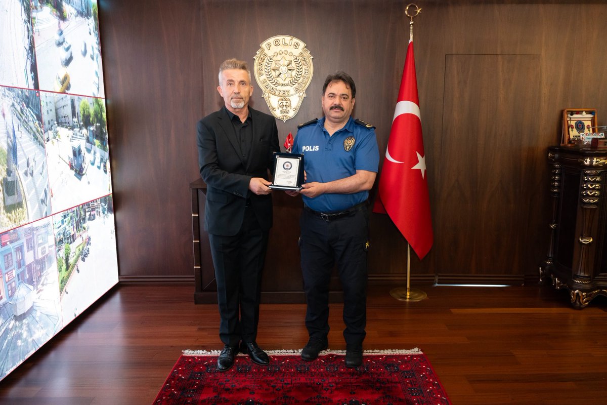 EmniyetBursa's tweet photo. İl Emniyet Müdürümüz Sayın Kadir GÖKCE, emekliye ayrılan Polis Memurları Sayın Erol ATEŞ, Sayın Hasan ULAKCI, Sayın Salim SEYRAN ve Sayın Oktay OKUTAN’a plaket takdim etti. 

Görev süreleri boyunca sundukları değerli hizmetler için kendilerine teşekkür ediyor; emeklilik hayatlarında sağlık, mutluluk ve huzur diliyoruz.

#BursaEmniyet