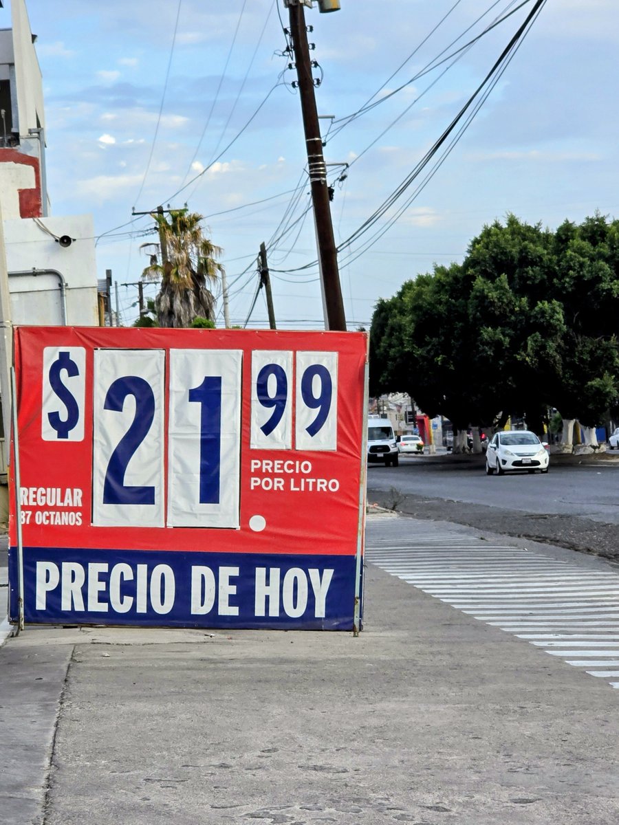 coffeeshampoo's tweet photo. Lo que me gusta de correr por la mañana es que la ciudad está desértica y que la gasolina ya no está en 23 pesos. 
Buen viernes ☀️🌻 https://t.co/QMV9vKPUmG